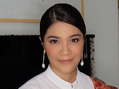 Cantiknya Istri Nadiem Pakai Kebaya dan Anting Unik di Pelantikan Menteri