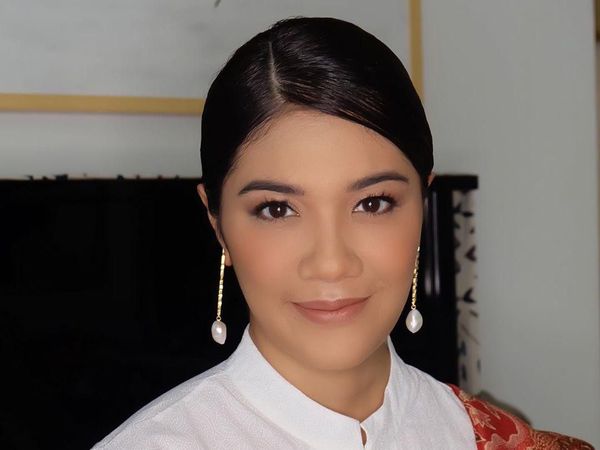 Cantiknya Istri Nadiem Pakai Kebaya dan Anting Unik di Pelantikan Menteri