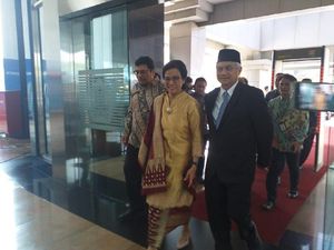 Didampingi Suami, Sri Mulyani Balik Ngantor ke Kemenkeu
