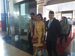 Didampingi Suami, Sri Mulyani Balik Ngantor ke Kemenkeu