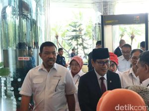 Menparekraf Wishnutama Tiba di Kemenpar Menparekraf Wishnutama Tiba di Kemenpar
