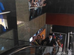 Akrab! Momen Edhy Prabowo dan Susi Bergandengan Tangan