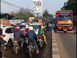 Ada Truk Terguling di Jalan Serang-Cilegon, Lalin Macet Parah