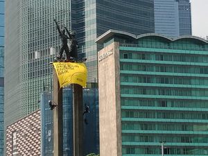 Greenpeace Pasang Spanduk di Bundaran HI, Polisi Minta 6 Pemanjat Turun