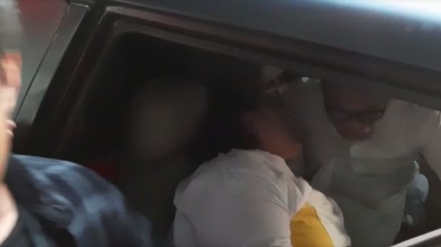 Nunung terlihat hampir pingsan