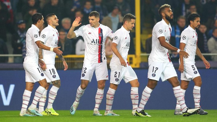 BRUGGE, BELGIUM - OCTOBER 22: Mauro Icardi of Paris Saint-Germain celebrates with teammates after scoring his teams first goal during the UEFA Champions League group A match between Club Brugge KV and Paris Saint-Germain at Jan Breydel Stadium on October 22, 2019 in Brugge, Belgium. (Photo by Catherine Ivill/Getty Images)