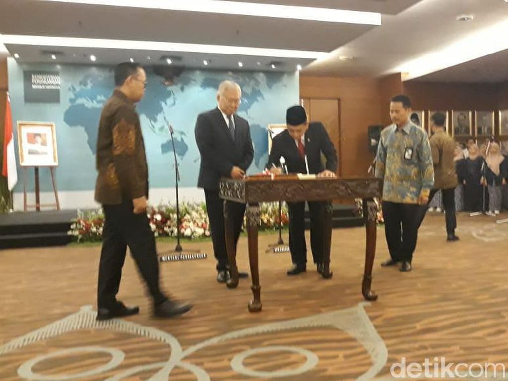 Enggar-Agus Kompak Bungkam Pasca Serah Terima Jabatan Mendag Enggar-Agus Kompak Bungkam Pasca Serah Terima Jabatan Mendag