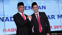 Senyum Nadiem dan Muhadjir Saat Sertijab Mendikbud