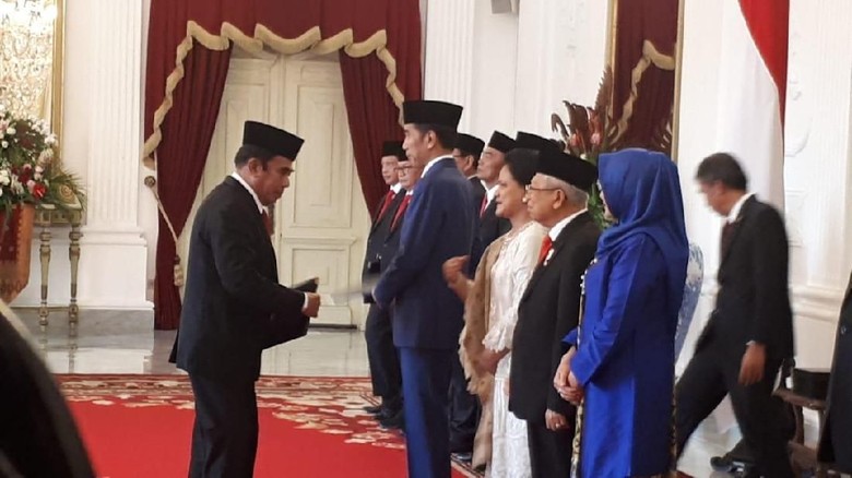 Ganti Jas dan Kebaya, Menteri-menteri Terima Keppres dari Jokowi