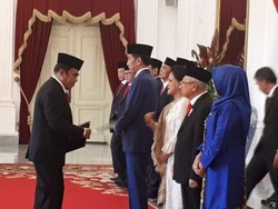 Ganti Jas dan Kebaya, Menteri-menteri Terima Keppres dari Jokowi
