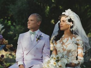 Basis RHCP Flea Menikah, Gayanya Unik Pakai Sneakers Karya Istri