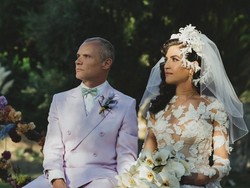 Basis RHCP Flea Menikah, Gayanya Unik Pakai Sneakers Karya Istri