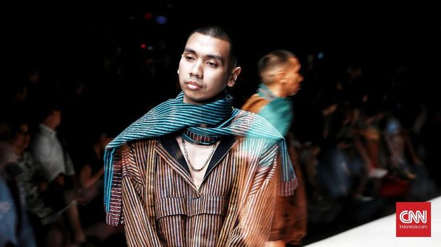 Oscar Lawalata menampilkan koleksinya pada sesi Pesona Sisterhood Runway bersama brand batik Sejauh Mata Memandang, di Jakarta Fashion Week (JFW)  2020. Jakarta. Selasa 22 Oktober 2019. Setelah lima tahun absen, Oscar Lawalata kembali tampil dengan koleksi terbarunya dengan tema Aku dan Kain. CNN Indonesia/ Andry Novelino