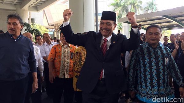Semringah! Luhut Angkat Kedua Tangan Mengepal