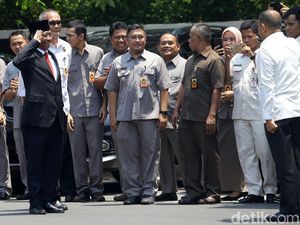 Bunga dan Hangatnya Sambutan untuk Mahfud Md di Kemenko Polhukam