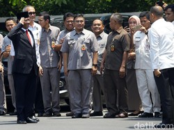 Bunga dan Hangatnya Sambutan untuk Mahfud Md di Kemenko Polhukam