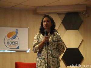 Rini Terisak saat Serah Terima Jabatan Menteri BUMN