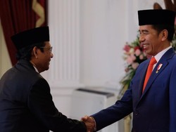 Mahfud Serahkan 150 Rekomendasi Tim Percepatan Reformasi Hukum ke Jokowi