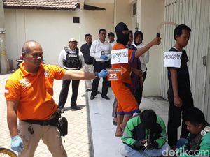 Pembunuhan Pria Ngopi di Warkop Direkonstruksi, 28 Adegan Diperagakan Pembunuhan Pria Ngopi di Warkop Direkonstruksi, 28 Adegan Diperagakan