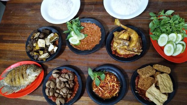 Penyetan lengkap dengan sambal
