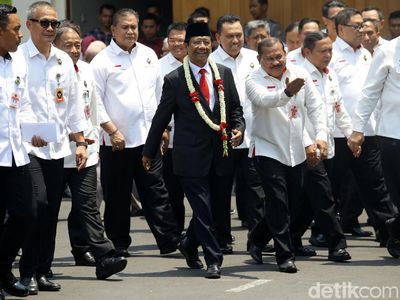 Mahfud Disambut Meriah di Kemenko Polhukam
