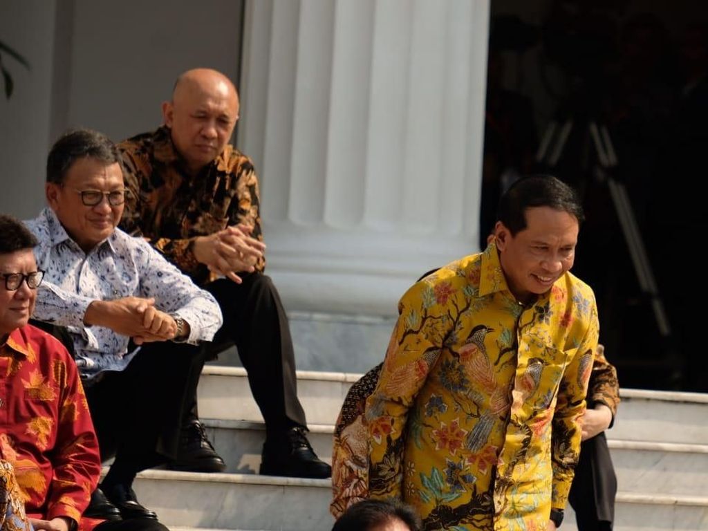 Video Pesan Jokowi ke Menpora Baru: Sepakbola! Video Pesan Jokowi ke Menpora Baru: Sepakbola!