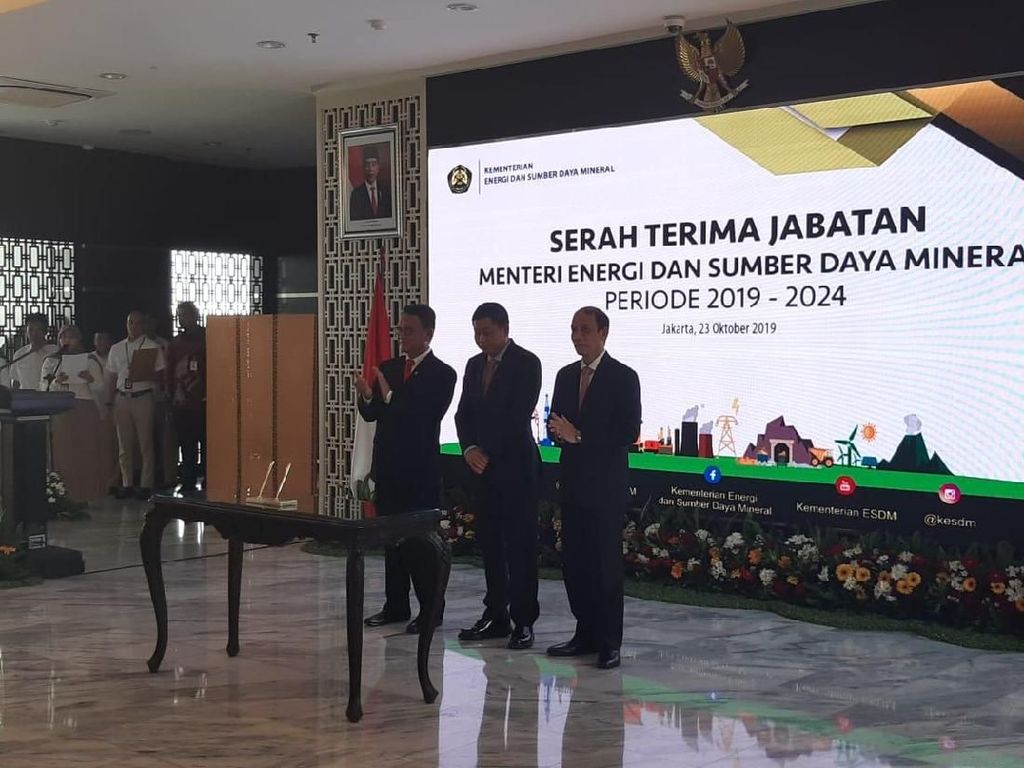 Jelang Sertijab, Jonan dan Arifin Salami Pegawai ESDM Jelang Sertijab, Jonan dan Arifin Salami Pegawai ESDM