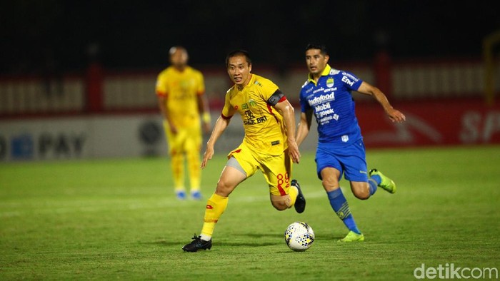Lee Yu-jun berebut bola dengan Esteban Viscara