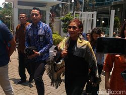 Susi Beri Karangan Bunga Pertama untuk Menteri Baru KKP