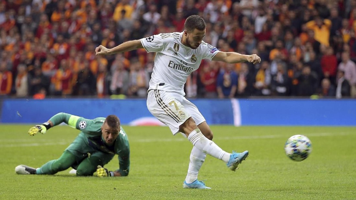 Momen Eden Hazard buang peluang emas di laga melawan Galatasaray. (Foto: AP Photo)