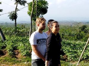 Tak Bisa Lihat Blue Fire Ijen, Bule Ini Kecewa