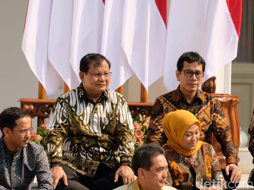 Kenalkan Prabowo Jadi Menhan, Jokowi: Beliau Lebih Tahu Tugasnya dari Saya Kenalkan Prabowo Jadi Menhan, Jokowi: Beliau Lebih Tahu Tugasnya dari Saya