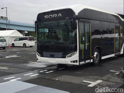 Canggih! Sopir Bus Ini Bisa Lepas Tangan saat Tiba di Terminal