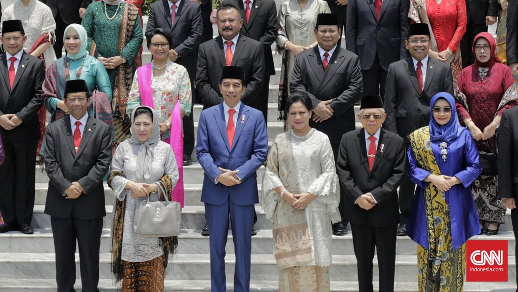 Presiden Joko Widodo didampingi Wapres Ma'ruf Amin berfoto bersama jajaran menteri Kabinet Indonesia Maju yang baru dilantik dengan didampingi istri dan suami mereka di Istana Merdeka, Jakarta, Rabu, 23 Oktober 2019