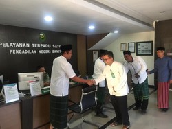 Hari Santri, Hakim dan Karyawan Pengadilan Ini Pakai Sarung