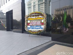 Karangan Bunga Pertama untuk Sri Mulyani