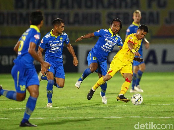 Skor Kacamata di Laga Bhayangkara Vs Persib Bhayangkara FC menjamu Persib Bandung di laga pekan ke-24 Liga 1 2019. Bertanding di Stadion PTIK, Jakarta, Rabu (23/10/2019), laga berakhir imbang 0-0.