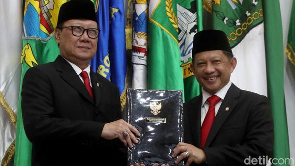 Senyum Tito Karnavian Saat Sertijab Mendagri