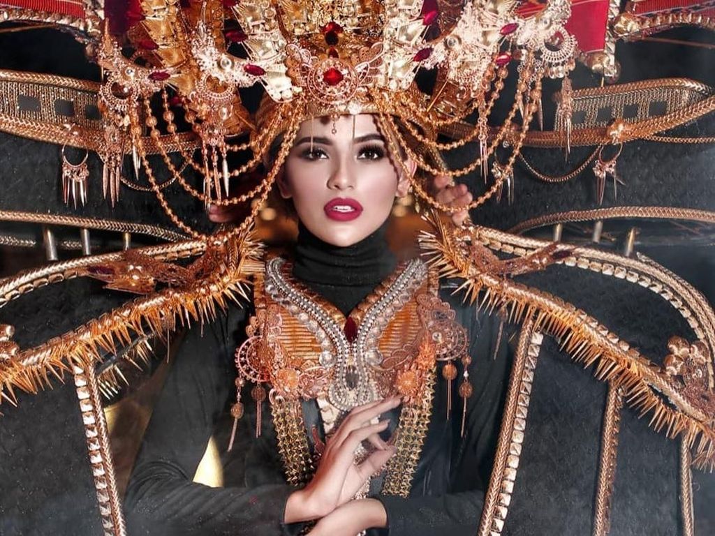 Foto: Kostum Pinisi 30 Kg Finalis Indonesia di Miss Grand International 2019 Foto: Kostum Pinisi 30 Kg Finalis Indonesia di Miss Grand International 2019