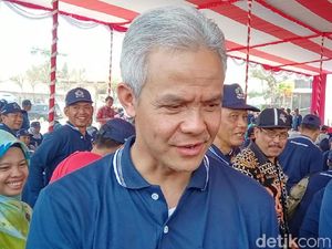 Mampir ke Pati, Ganjar Pranowo Cicip Emplek-emplek hingga Nasi Gandul Mampir ke Pati, Ganjar Pranowo Cicip Emplek-emplek hingga Nasi Gandul