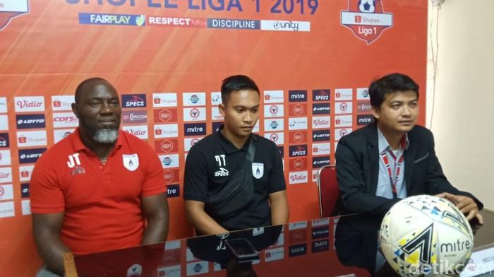 Pelatih Persipura Jayapura Jacken F. Tiago (kiri). (Foto: Jeka Kampai/detikSport) Pelatih Persipura Jayapura Jacken F. Tiago (kiri). (Foto: Jeka Kampai/detikSport)