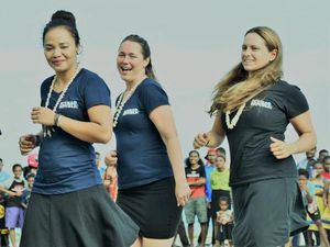 Saat Bule-bule Cantik Asyik Menari Yospan di Raja Ampat