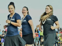 Saat Bule-bule Cantik Asyik Menari Yospan di Raja Ampat