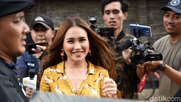 Jawaban Ayu Ting Ting Soal Kue Artis Hingga Foto Seksi
