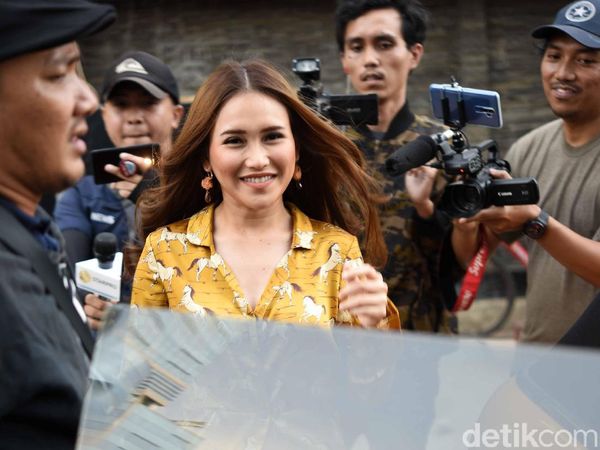 Jawaban Ayu Ting Ting Soal Kue Artis Hingga Foto Seksi