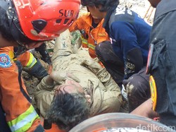 Proyek Saluran Air di Surabaya Ambrol, 2 Pekerja Tertimbun Material