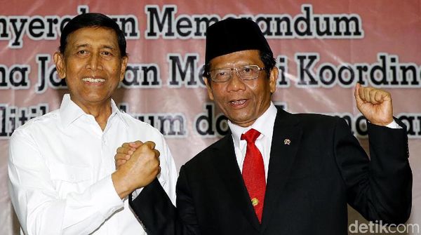 Salam Komando Wiranto dan Menko Polhukam Mahfud MD