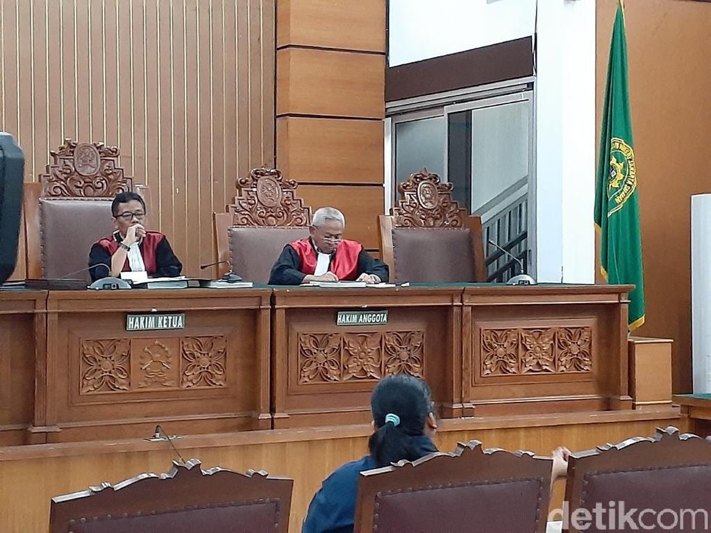 Hakim Heran Nunung Disebut Dokter Depresi tapi Selalu Tampak Ceria Hakim Heran Nunung Disebut Dokter Depresi tapi Selalu Tampak Ceria