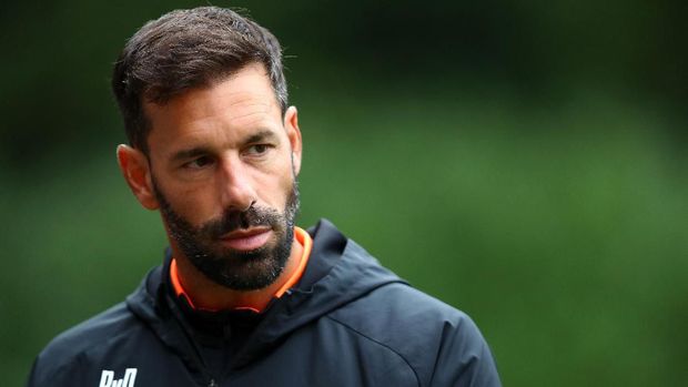 EINDHOVEN, NETHERLANDS - AUGUST 17:  U19 PSV Head Coach / Manager, Ruud van Nistelrooy gives his players instructions from the sidelines during The Otten Cup match between PSV Eindhoven and FC Barcelona held at De Herdgang, the training ground & youth academy field of PSV Eindhoven on August 17, 2019 in Eindhoven, Netherlands. (Photo by Dean Mouhtaropoulos/Getty Images)