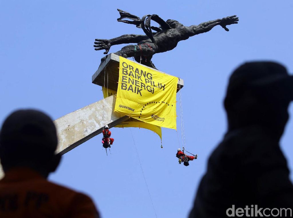 Dipulangkan, Aktivis Greenpeace yang Panjat Tugu Pancoran Dapat Pengawasan Dipulangkan, Aktivis Greenpeace yang Panjat Tugu Pancoran Dapat Pengawasan